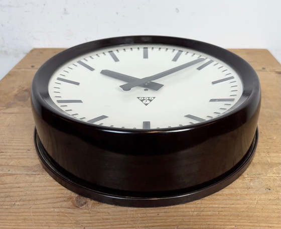 Image 1 of Industriële bakelieten fabriekswandklok van Pragotron, jaren 60