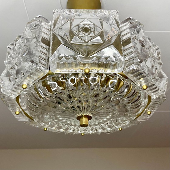 Image 1 of Scandinavisch moderne plafondlamp van messing en kristal – jaren 60 – toegeschreven aan Carl Fagerlund