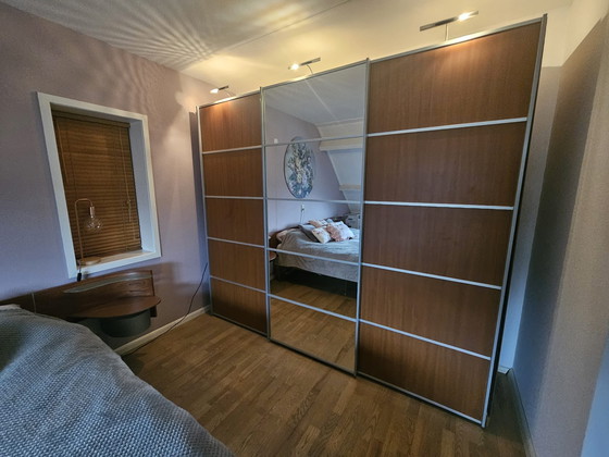 Image 1 of Armario con puertas correderas y espejo.