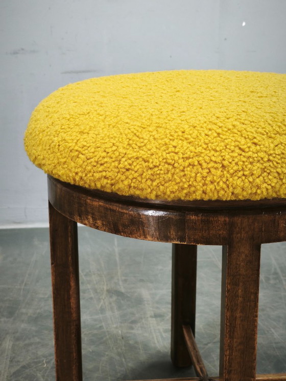 Image 1 of Tsjechische art-deco kruk uit de jaren 30 van beukenhout met bouclé bekleding.