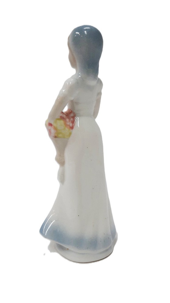 Image 1 of Vintage porseleinen beeldje van elegante vrouw met een mand met bloemen