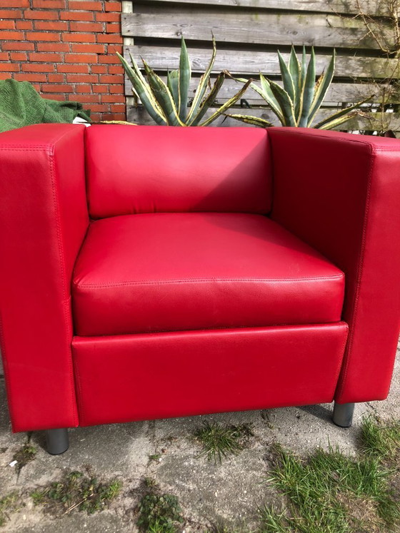 Image 1 of Poltrona lounge in pelle rossa dal design moderno