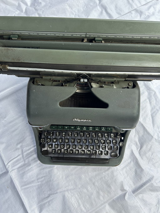 Machine à écrire Olympia SG1 Deluxe