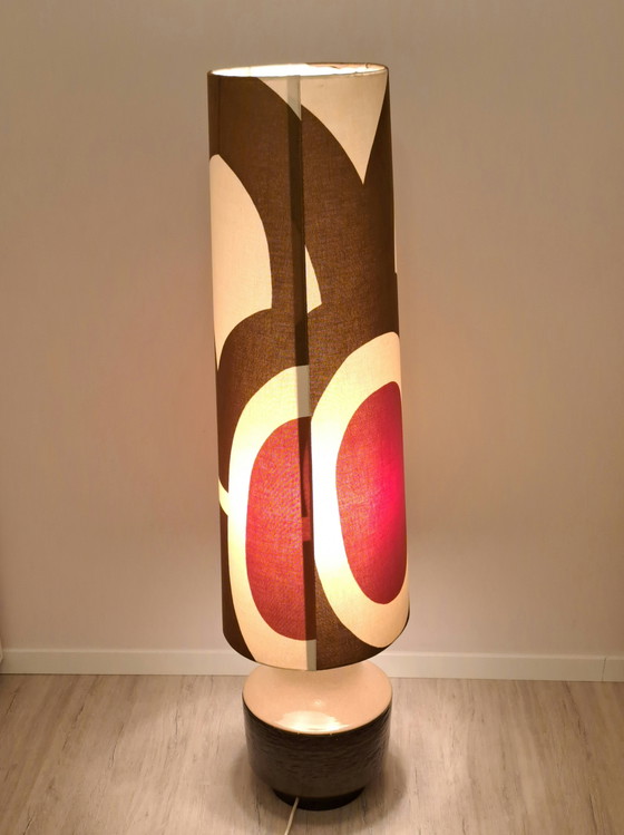 Image 1 of Vintage vloerlamp uit de jaren 70 – keramische voet en originele stoffen kap – mid-century/space age