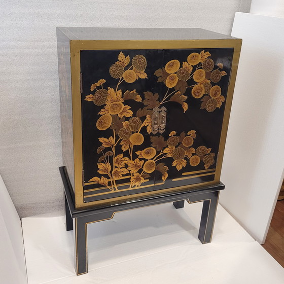 Image 1 of Cabinet “Crisantemos”, Laca Urushi-E, Periodo Showa, S. Xx - Japón