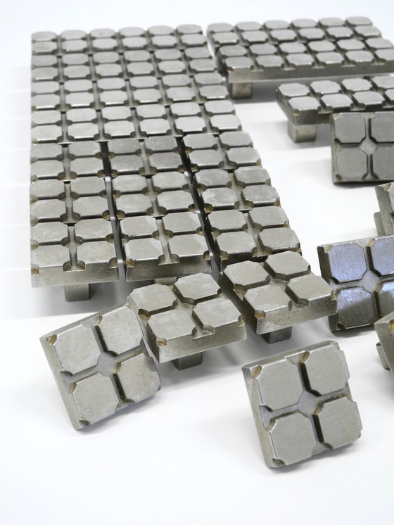 Image 1 of Grandi maniglie per porte di armadi in alluminio fuso dell'era spaziale del Mid Century 1960 - 26 pezzi - 2 misure