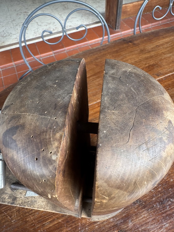 Image 1 of Antieke verstelbare hoedenvorm op een standaard – Massief hout – Begin 20e eeuw