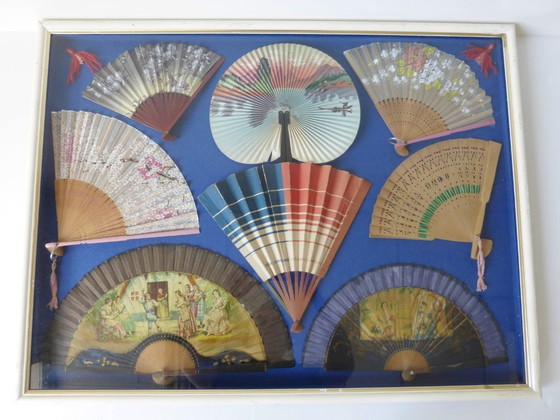 Image 1 of Decoratieve lijst onder glas met een collectie van 8 vintage waaiers