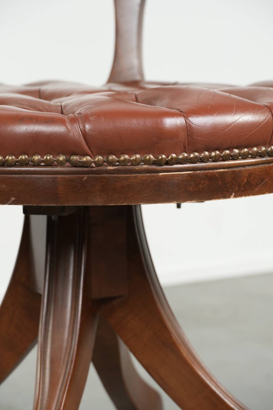 Image 1 of Rundleren draaibare Engelse stijl chesterfield bureaustoel in een mooie bruine kleur