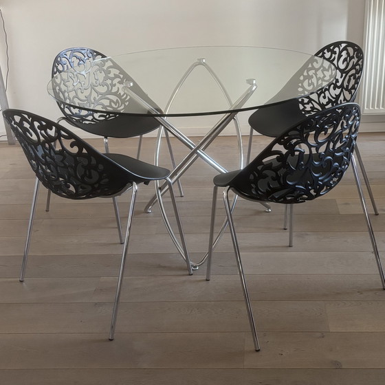 Image 1 of ESMALTE RONDETAFEL 120cm CROMO ONDERSTEL con 4 DESIGN STOELEN ONTWERP van TOM DEN HAAS ZWART con CROMO POTEN