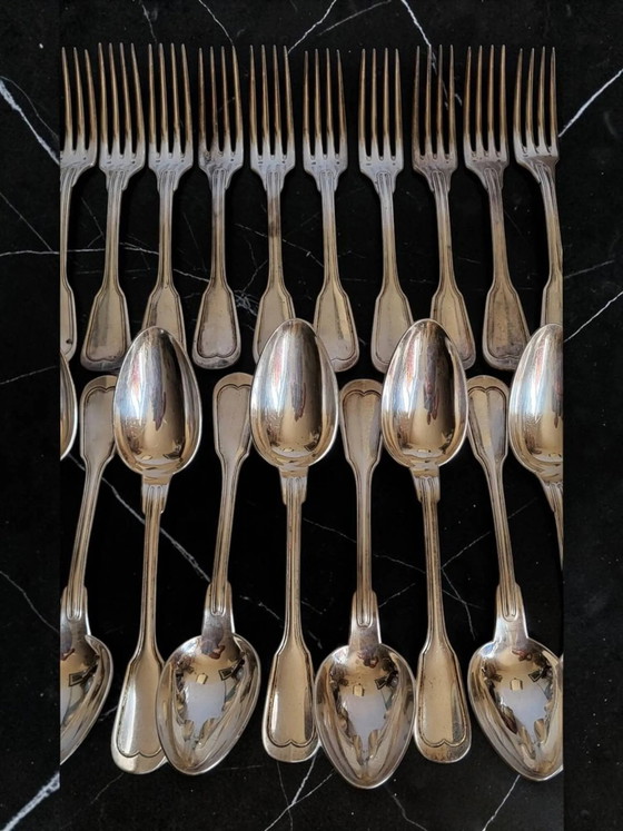 24 couverts de table en métal argenté modèle filet. (photo 3 of 10)
