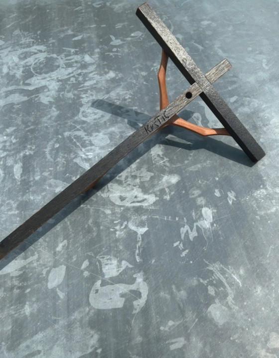 Modernistisch kruisbeeld van gesneden hout – Minimalistische stijl – Gesigneerd Krstić (photo 10 of 11)
