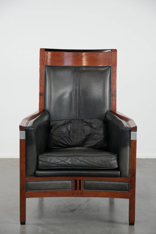 Zwarte Art Deco rundleren en houten Schuitema design fauteuil uit de Decoforma serie met een hoge rug