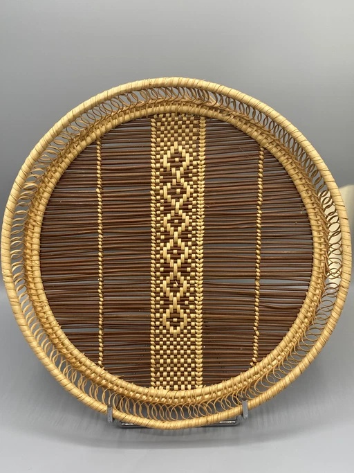 Ronde gevlochten rotan dienblad met ruitpatroon en spiraalvormige rand. – decoratieve objecten, Wicker, Rattan