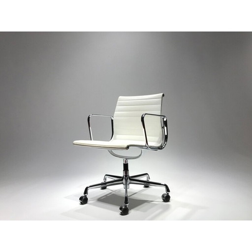 Sedia bianca EA117 di Charles &amp; Ray Eames per Vitra