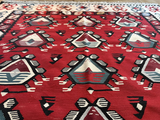 Image 1 of Kilim caucasico d'epoca con motivo grafico di animali (216 × 160 cm) ca. 1950