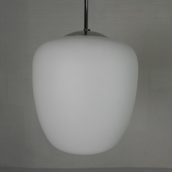 Image 1 of Vintage schoollamp met witte matglazen kap en verchroomd armatuur, jaren 50