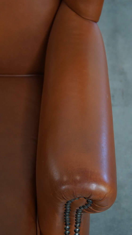 Image 1 of Cognacfarbener Rindslederohrensessel im englischen Stil mit Ziernägeln