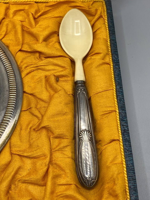 Set da parto antico, composto da tazza e cucchiaio argentati con manico in argento e osso. (photo 2 of 5)