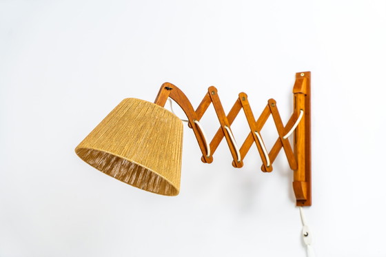 Image 1 of Grote teakhouten wandlamp "Scissor" (Denemarken, jaren 1960).