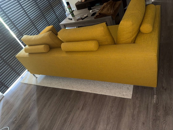 Splendido divano Aikon a 3 posti, disponibile in pronta consegna – Giallo Girasole 🌻 – Design on Stock (photo 10 of 16)