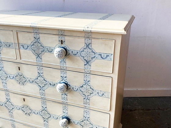 Image 1 of 19e-eeuwse handgeschilderde twee boven drie ladenkast