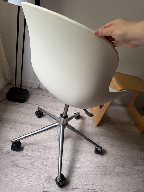 Image 1 of Normann Copenhagen Hyg draaistoel wit