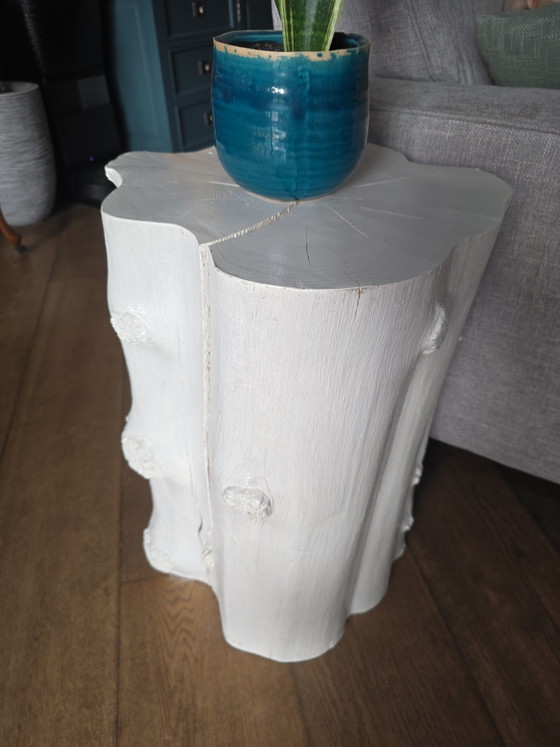 Image 1 of Ensemble de 2 tables d'appoint en forme de tronc d'arbre peintes en blanc