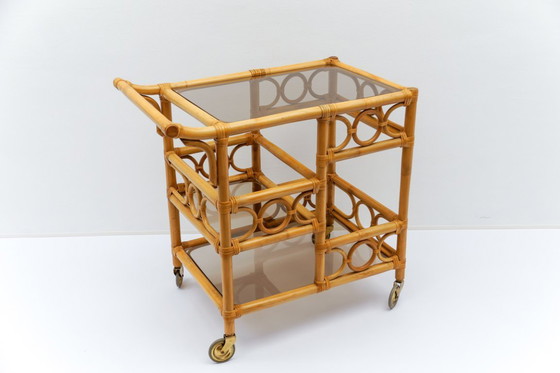Image 1 of Carrito de servicio de bambú y vidrio ahumado con portabotellas, Italia, años 50