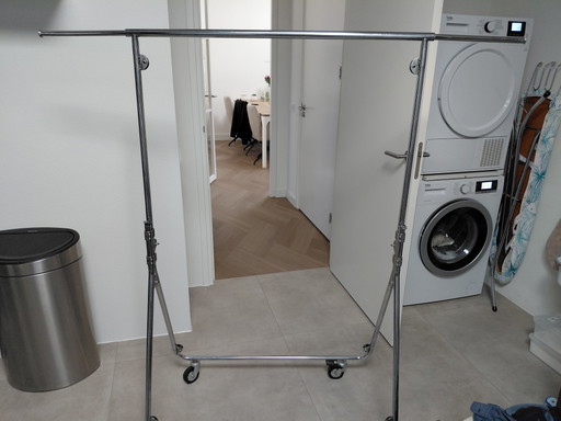Portant à vêtements extensible. En très bon état.