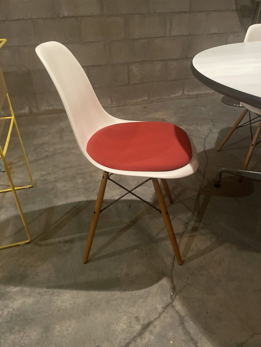 , 2 o 3 sedie in plastica bianca Charles Eames Iconic con cuscino color mandarino