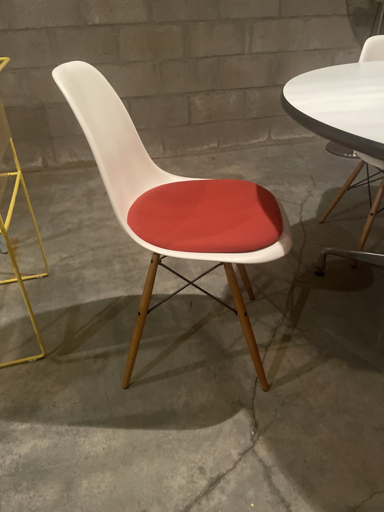 Image 1 of , 2 o 3 sedie in plastica bianca Charles Eames Iconic con cuscino color mandarino