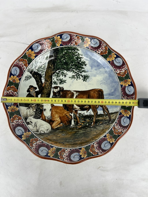 Antiker Wandteller (der Krug) aus dem 20. Jahrhundert mit Bauernmotiv