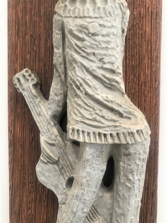 Image 1 of Scultura da parete in ceramica vintage "Ragazza con chitarra"