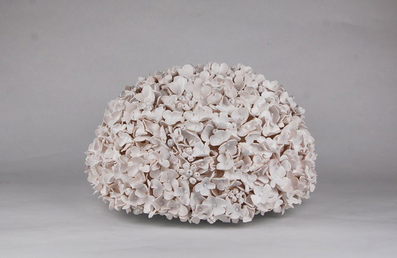 Image 1 of Witte, handgemaakte hortensia bloemsculptuur - Groot botanisch kunstwerk dat de aandacht trekt.