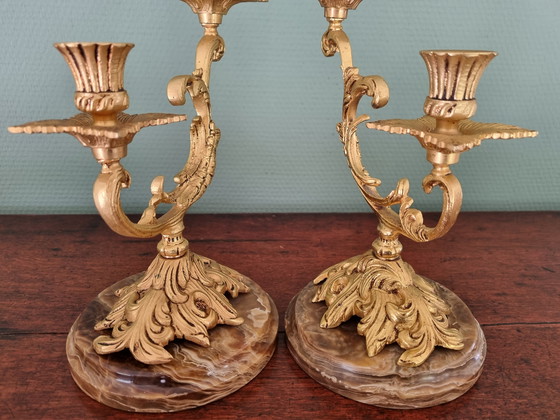 Image 1 of Französische Rokoko-Kerzenleuchter zum Aufhängen, zweiarmig auf Marmorsockel, barock vergoldet, 17 x 27 cm