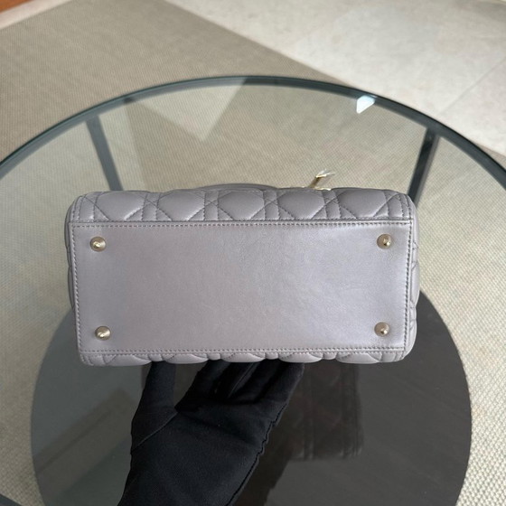 Image 1 of DIOR LADY MEDIUM - PELLE DI AGNELLO CANNAGE GRIGIO, DETTAGLI GRIGIO ORO, CINTURINO REGOLABILE