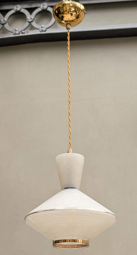 Image 1 of Lampada a sospensione francese in vetro satinato degli anni '60