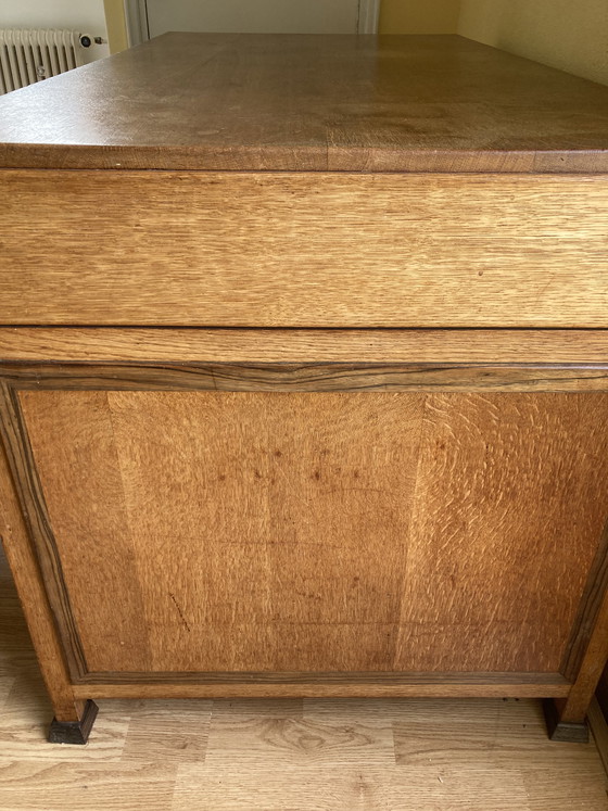 Image 1 of Escritorio de roble macizo con silla a juego.