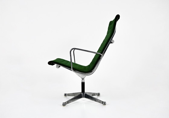 Image 1 of Poltrona verde EA124 di Charles e Ray Eames per Herman Miller, anni &#39;70
