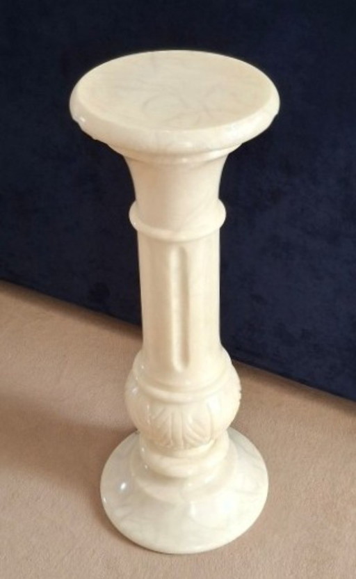 Colonna decorativa in stucco bianco-marmo scanalato