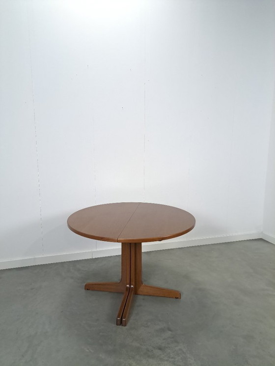 Image 1 of Round extendable dining table Thonet