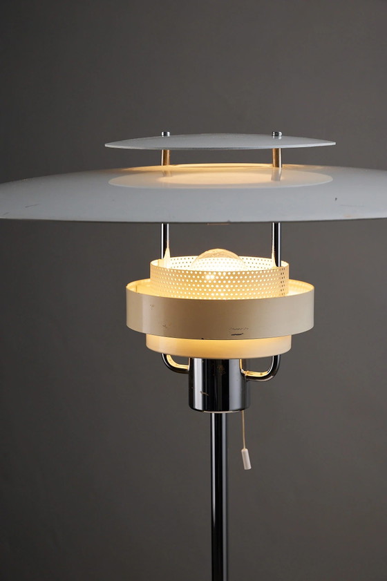 'Aurora' White Lacquered Metal Table Lamp by Olle Anderson for Boréns, Chrome, Mid Century Modern (photo 4 of 10)