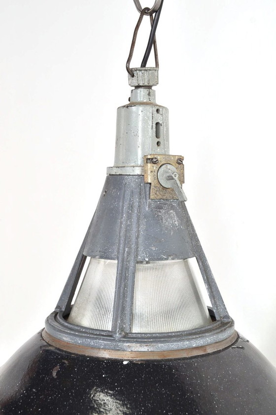 Lampade industriali smaltate con luce superiore, anni '50 – Lampade a sospensione, Metallo (photo 3 of 9)