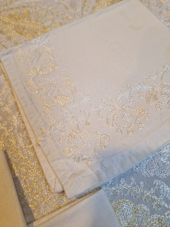 Image 1 of Nappe avec 8 serviettes (brodées à la main)