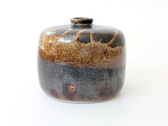 Image 1 of Vaso vintage rotondo in ceramica Studio Pottery |Smalto marrone e crema a goccia | Ceramica moderna del Medioevo