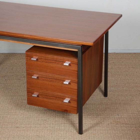 Image 1 of Scrivania vintage in legno e metallo risalente agli anni '60.