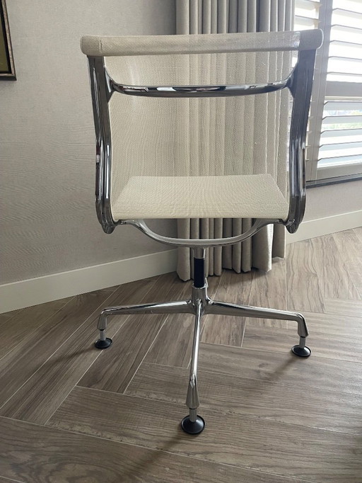 Vitra Eames EA106, girevole senza braccioli