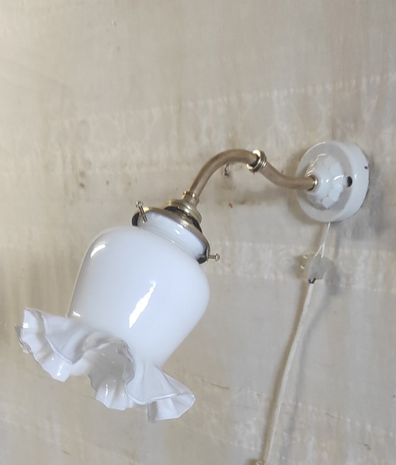 Image 1 of Wandlamp met zwanenhals van messing, porselein en opaalglas - midden 20e eeuw