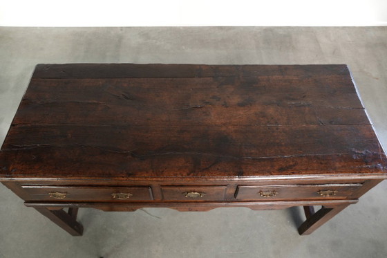 Mooie En Sierlijke Engelse Dresser Uit Begin 18e Eeuw Gemaakt Van Eikenhout Met Prachtige Details En Een (photo 7 of 11)